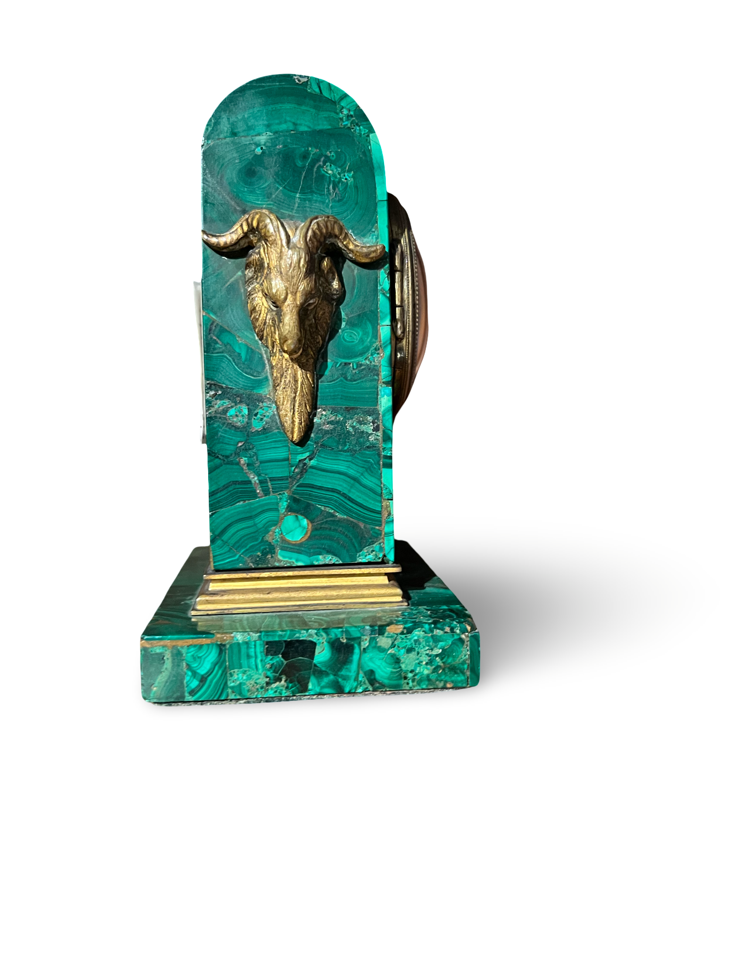 Malachiet bureauklok met ramshoofden & bijpassende schrijfbase, ca. 1920–1940