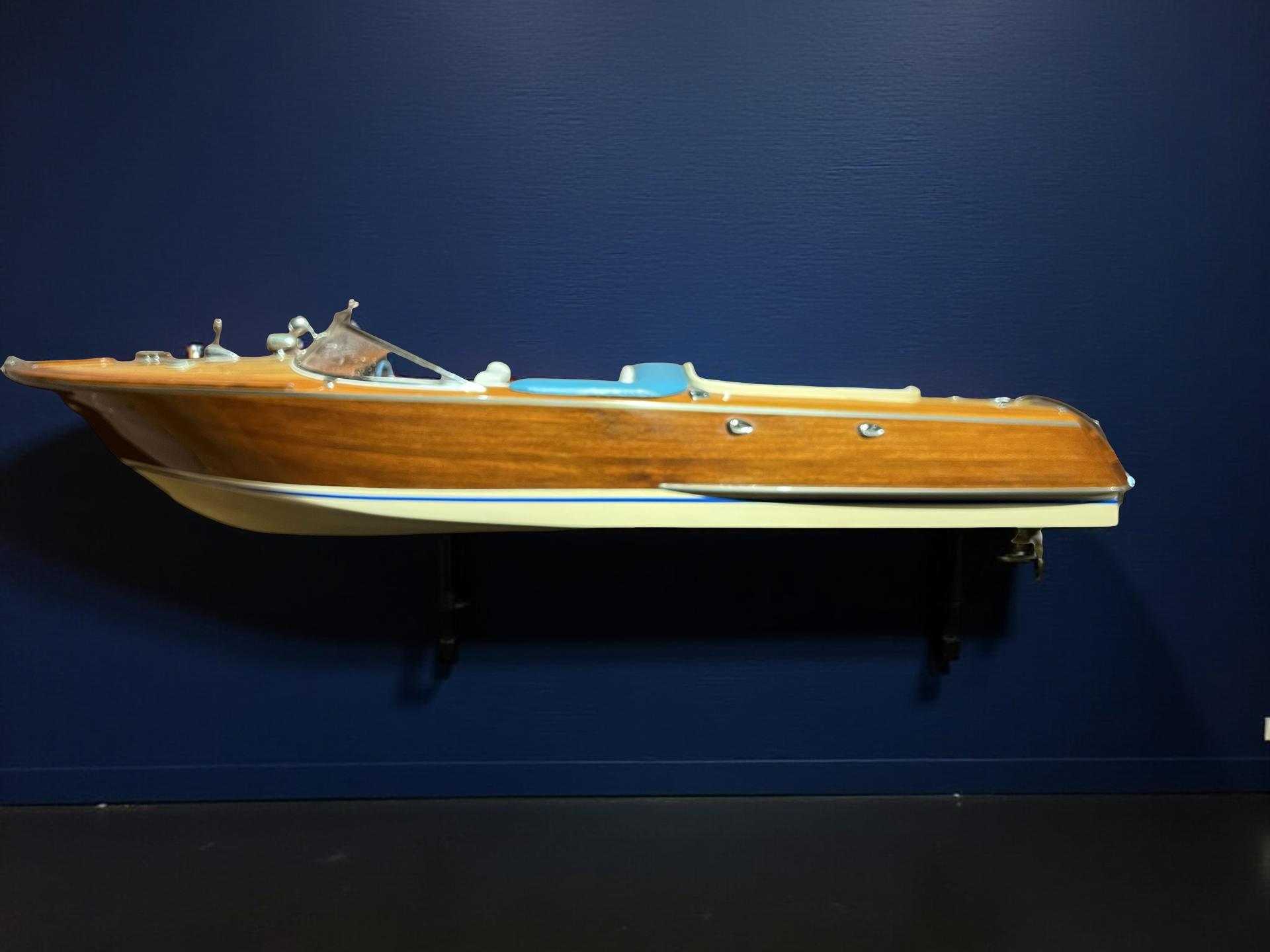 Vintage “Riva-style” Wooden Speedboat – Wall-Mounted Model, ca. 1970–1990