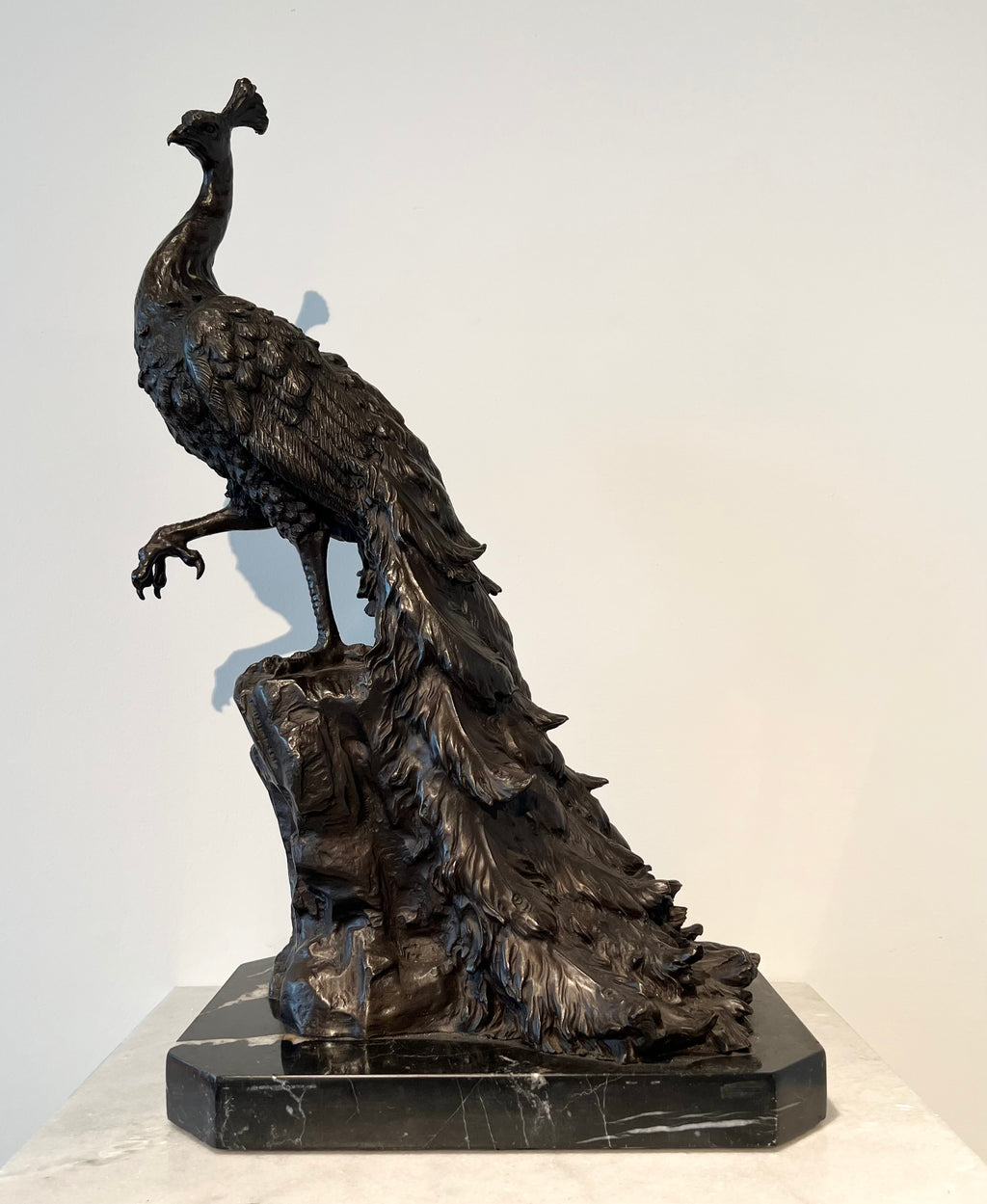 Bronzen Pauw op Marmer – Art Nouveau / Art Déco, ca. 1900–1920