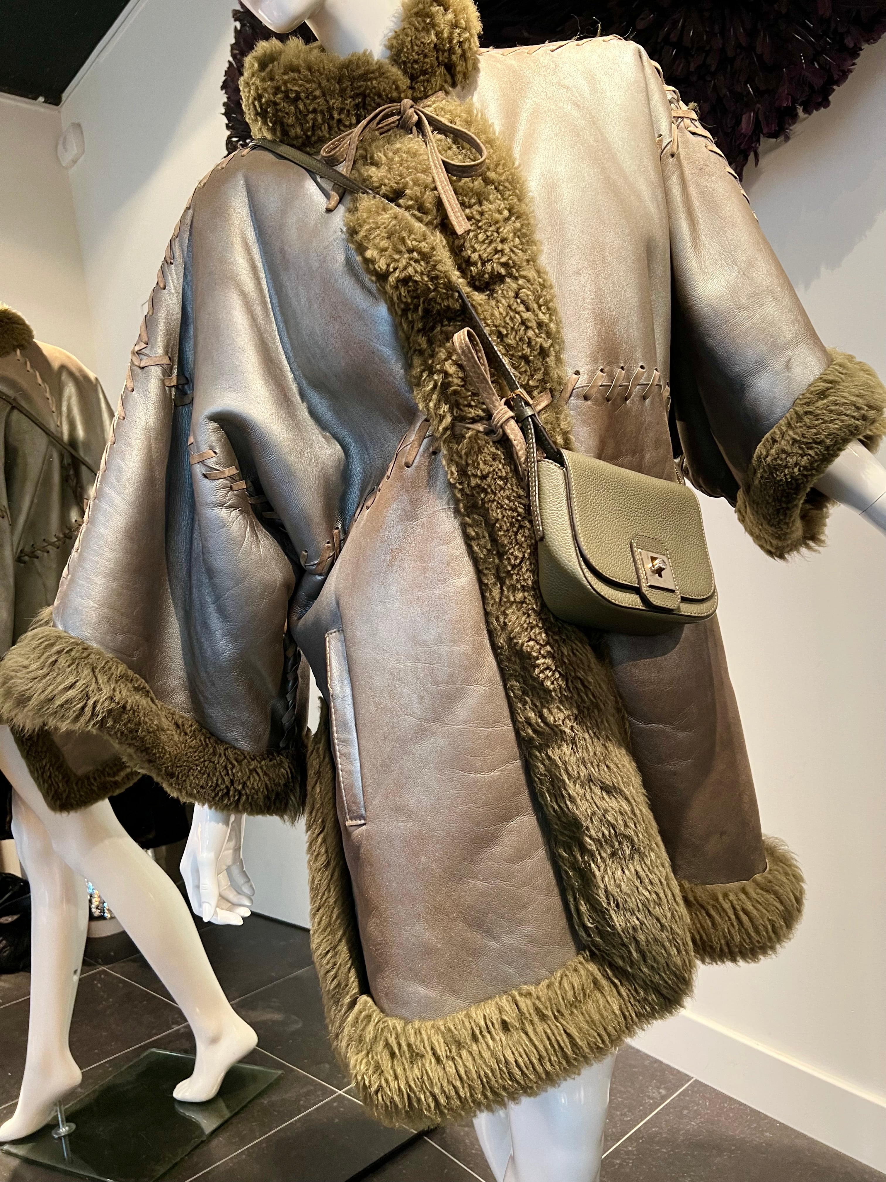 Oversized mantel in metallic leer met imitatiebont