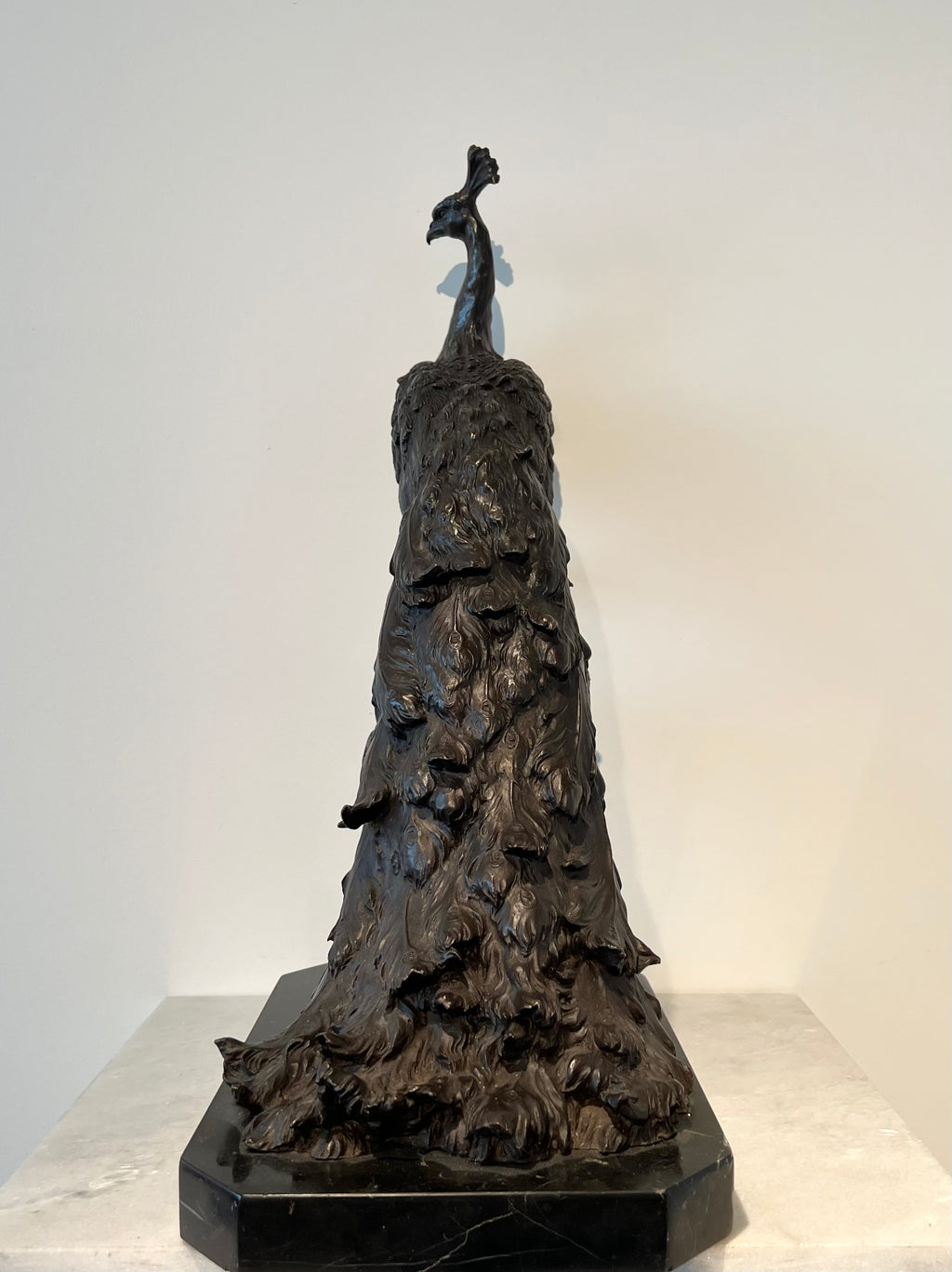 Bronzen Pauw op Marmer – Art Nouveau / Art Déco, ca. 1900–1920