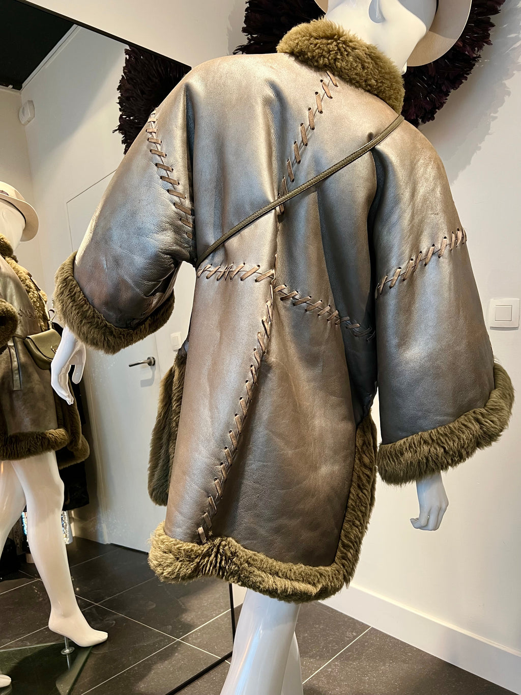 Oversized mantel in metallic leer met imitatiebont