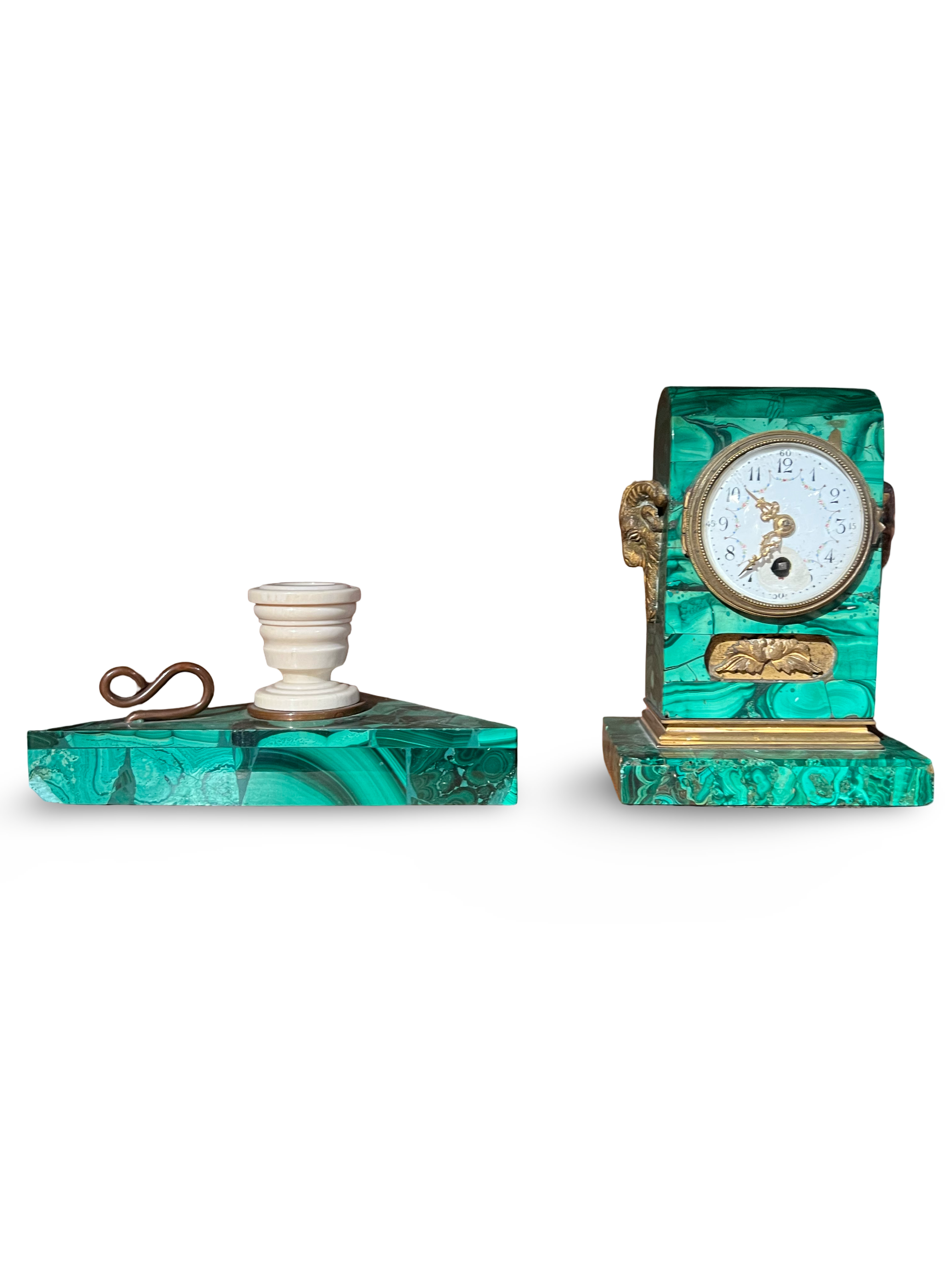 Malachiet bureauklok met ramshoofden & bijpassende schrijfbase, ca. 1920–1940
