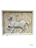 KALKSTENEN RELIËF – GALOPPEREND PAARD MET ZADELKLEED