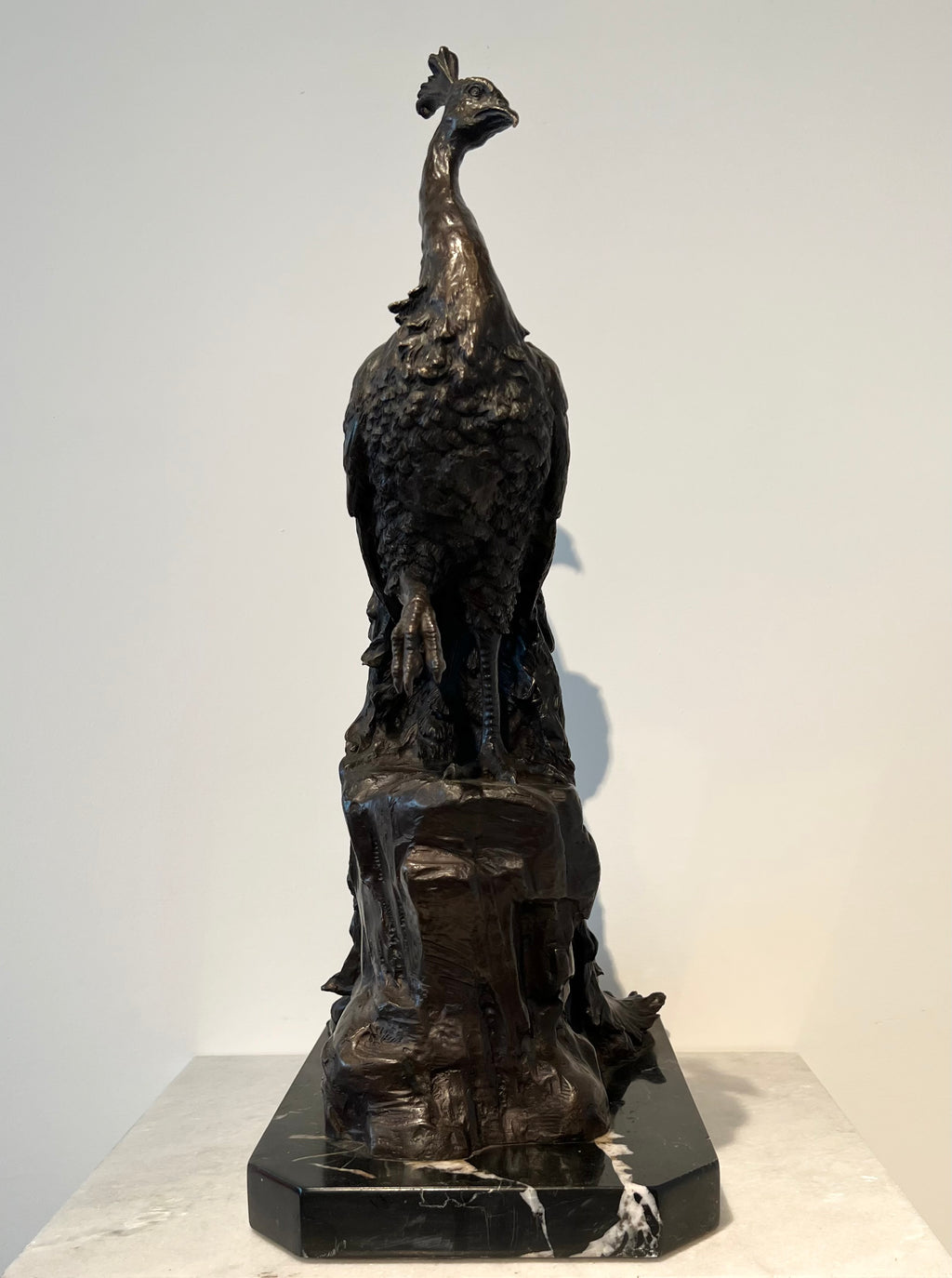 Bronzen Pauw op Marmer – Art Nouveau / Art Déco, ca. 1900–1920