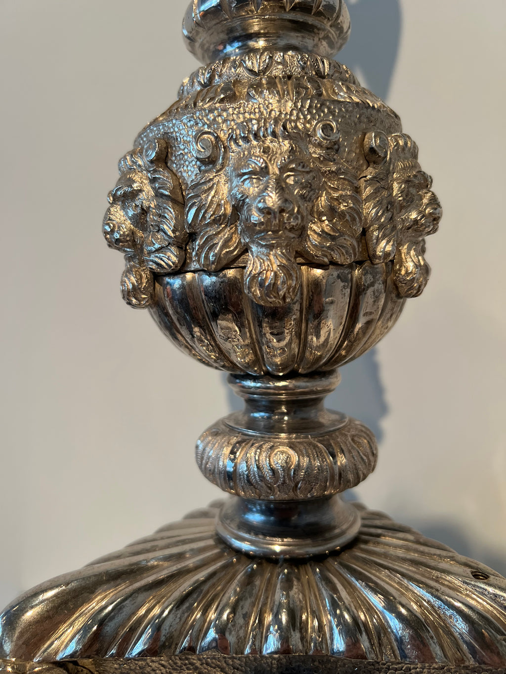 Paar monumentale zilveren andirons met gevleugelde leeuwen