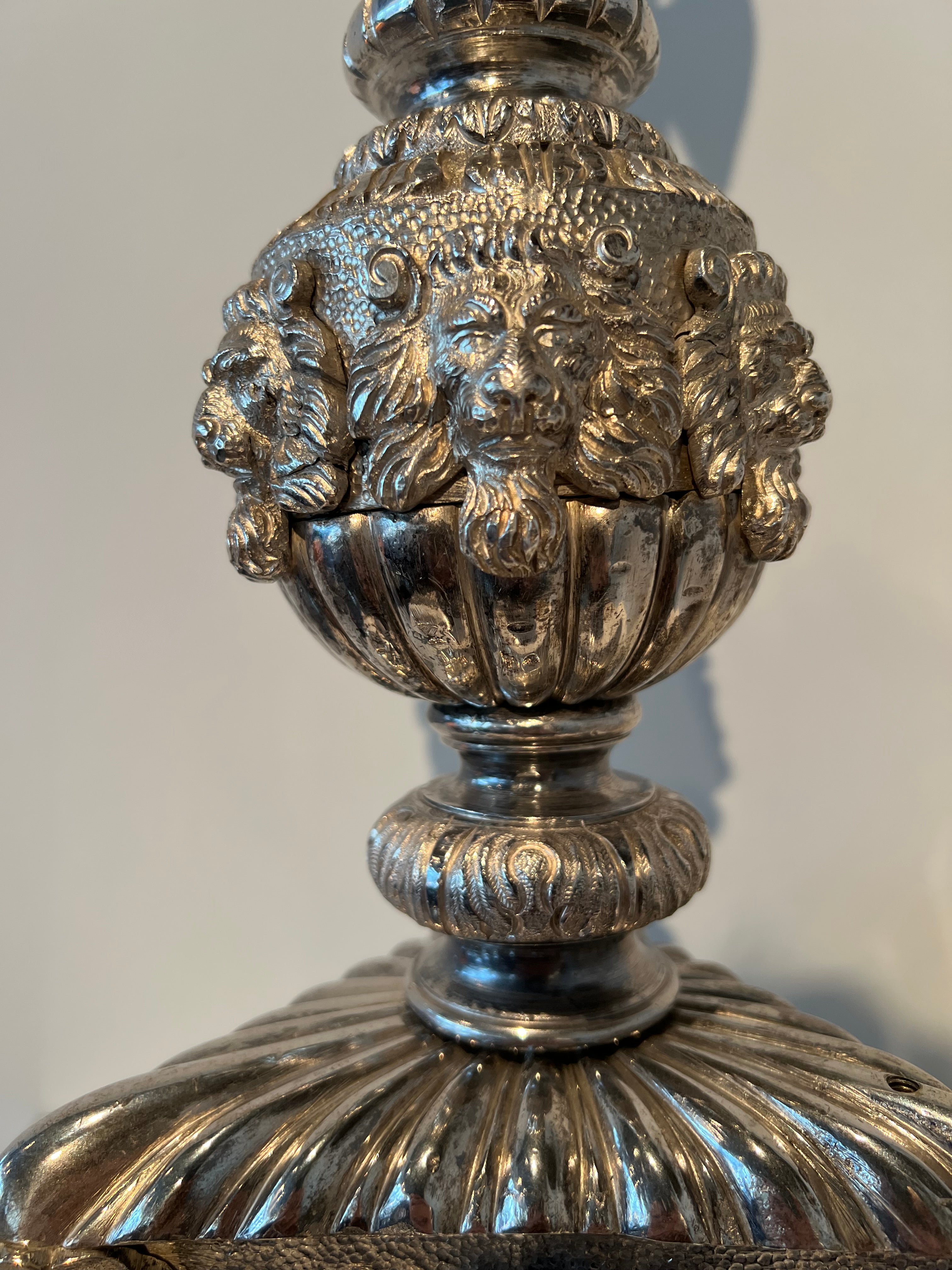 Paar monumentale zilveren andirons met gevleugelde leeuwen