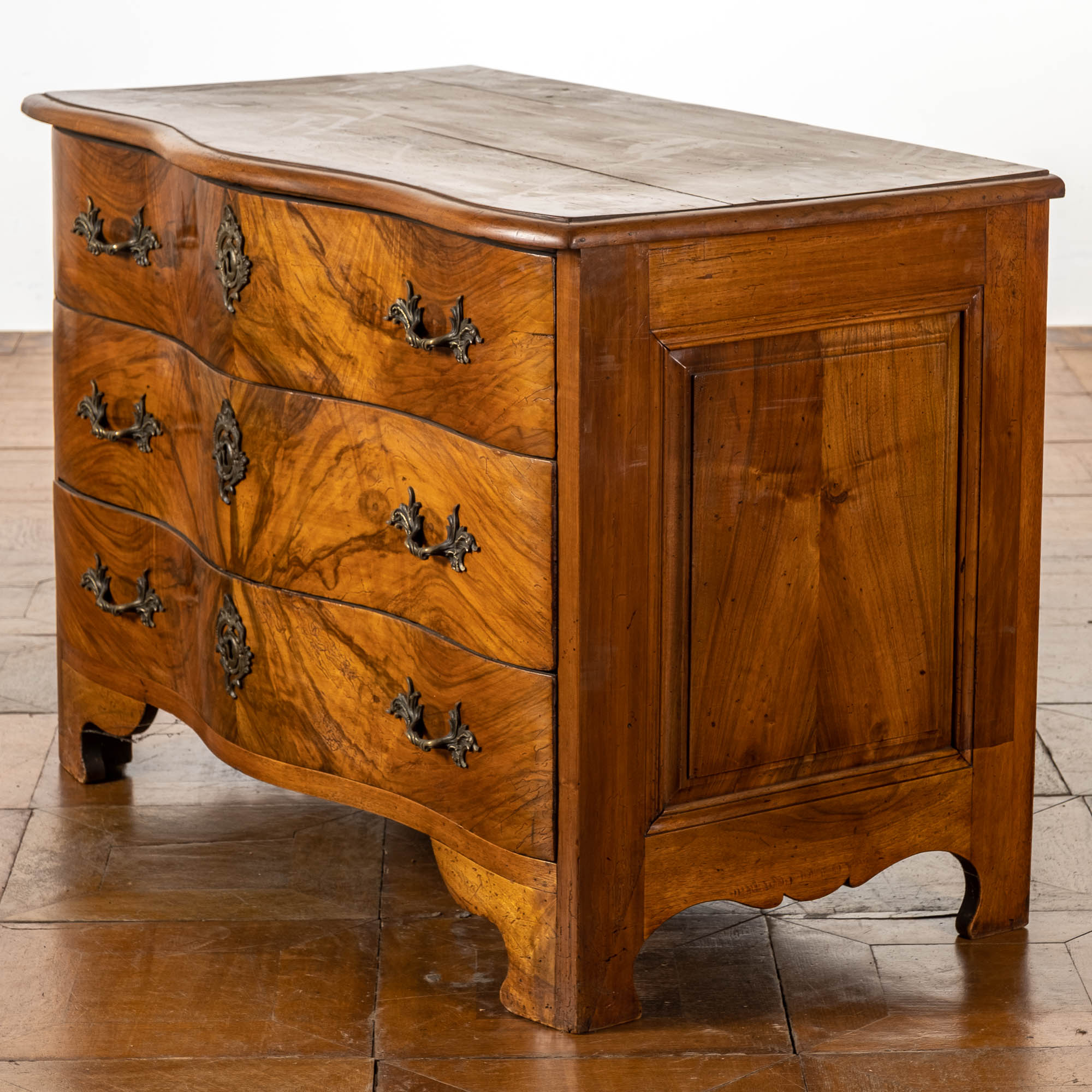 18e-Eeuwse Provençaalse Notenhouten Commode (circa 1760–1780)