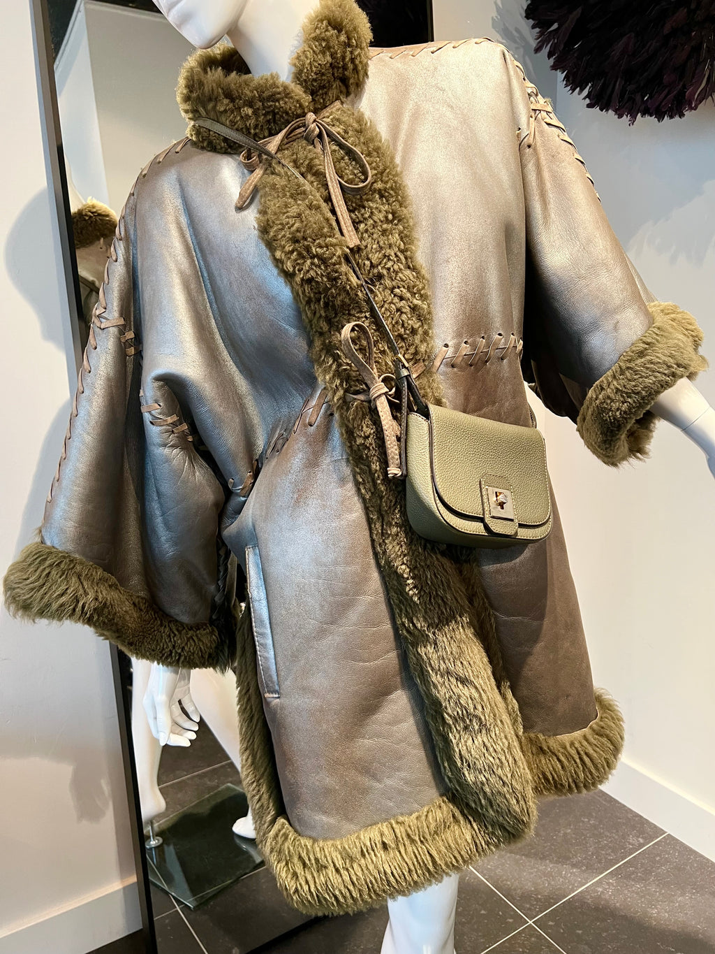 Oversized mantel in metallic leer met imitatiebont