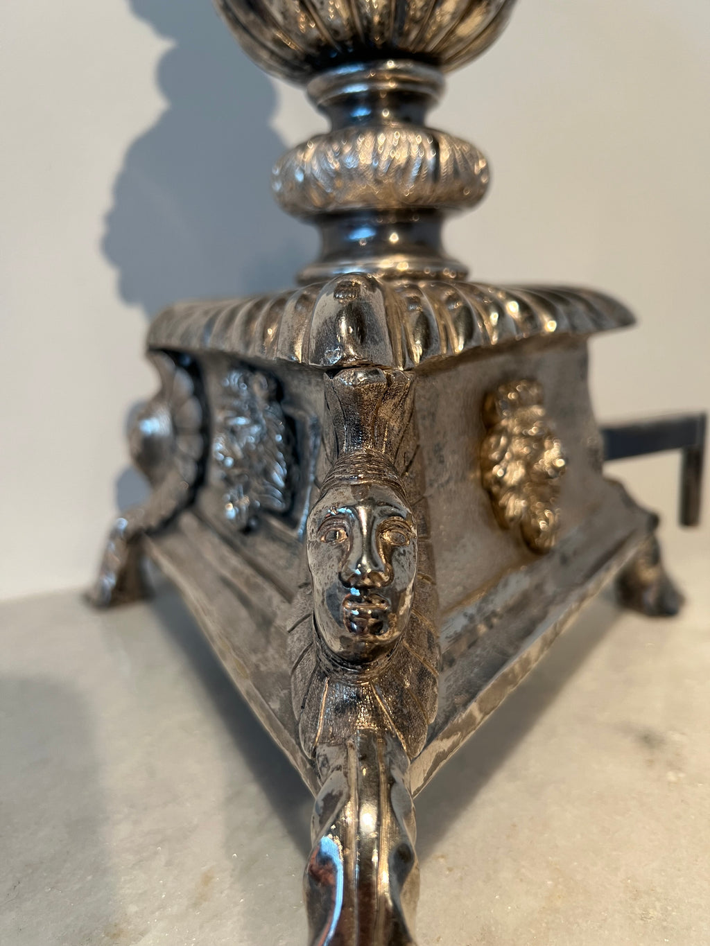 Paar monumentale zilveren andirons met gevleugelde leeuwen