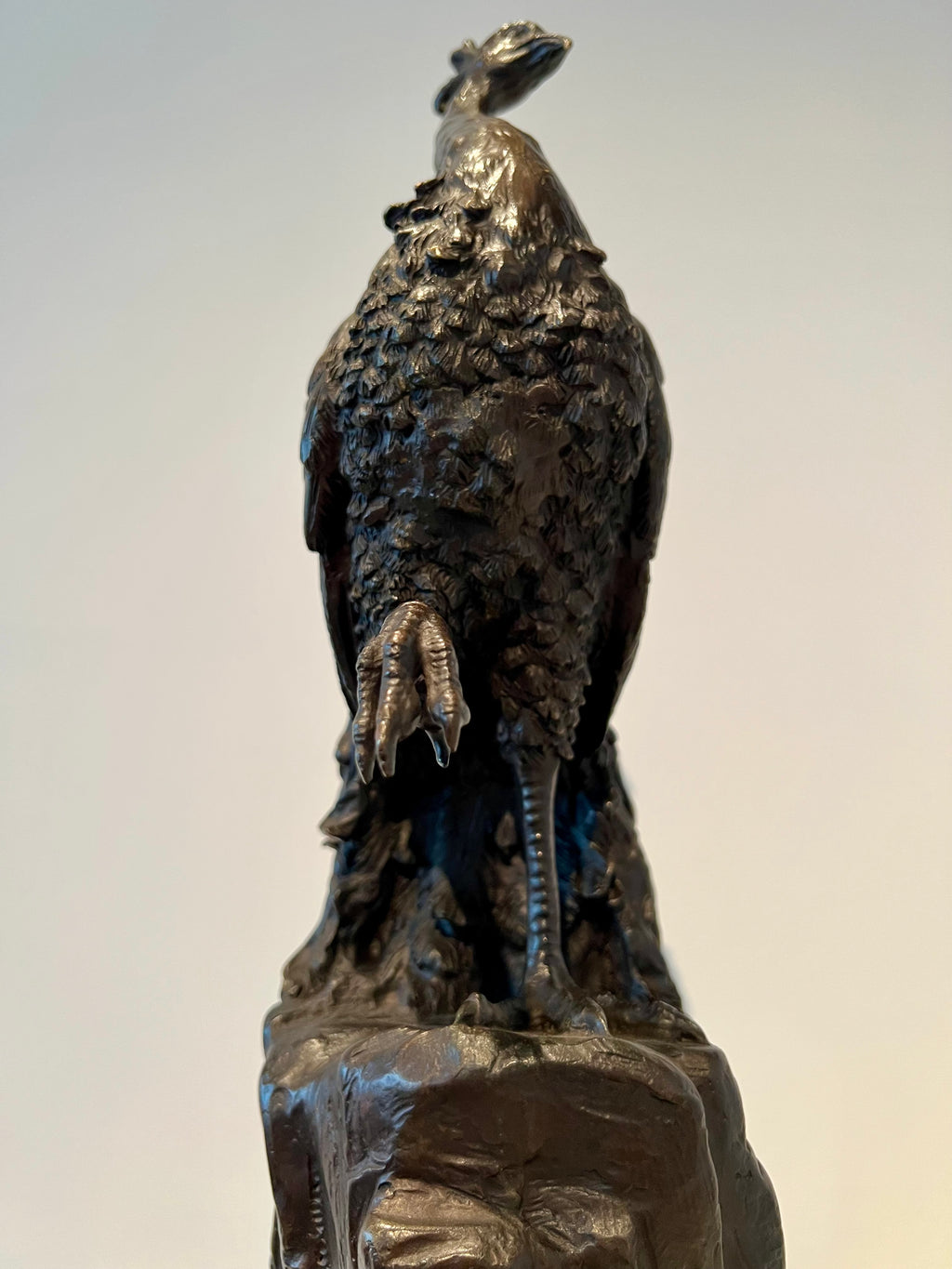 Bronzen Pauw op Marmer – Art Nouveau / Art Déco, ca. 1900–1920