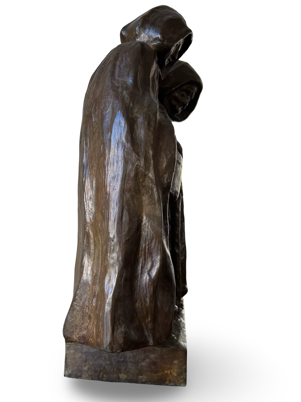 Twee ingehulde figuren, dicht tegen elkaar aan