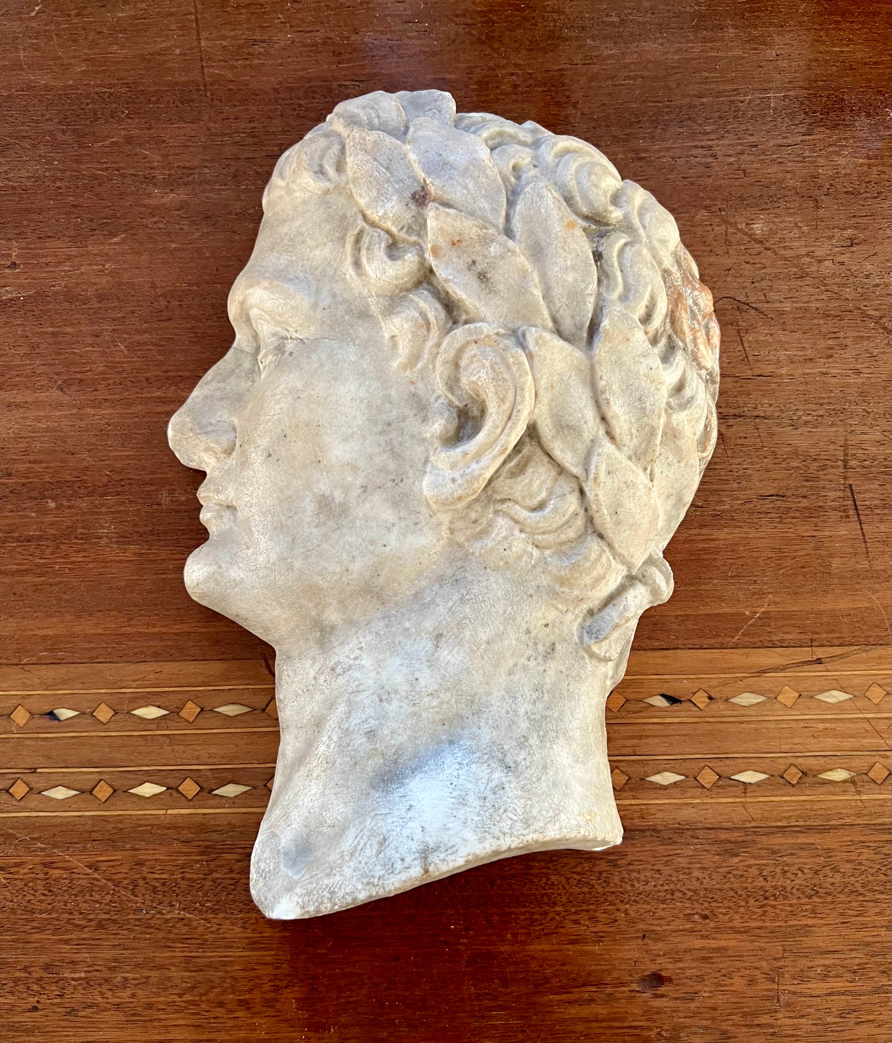 Indrukwekkende marmeren wandkop in uitgesproken Romeinse stijl