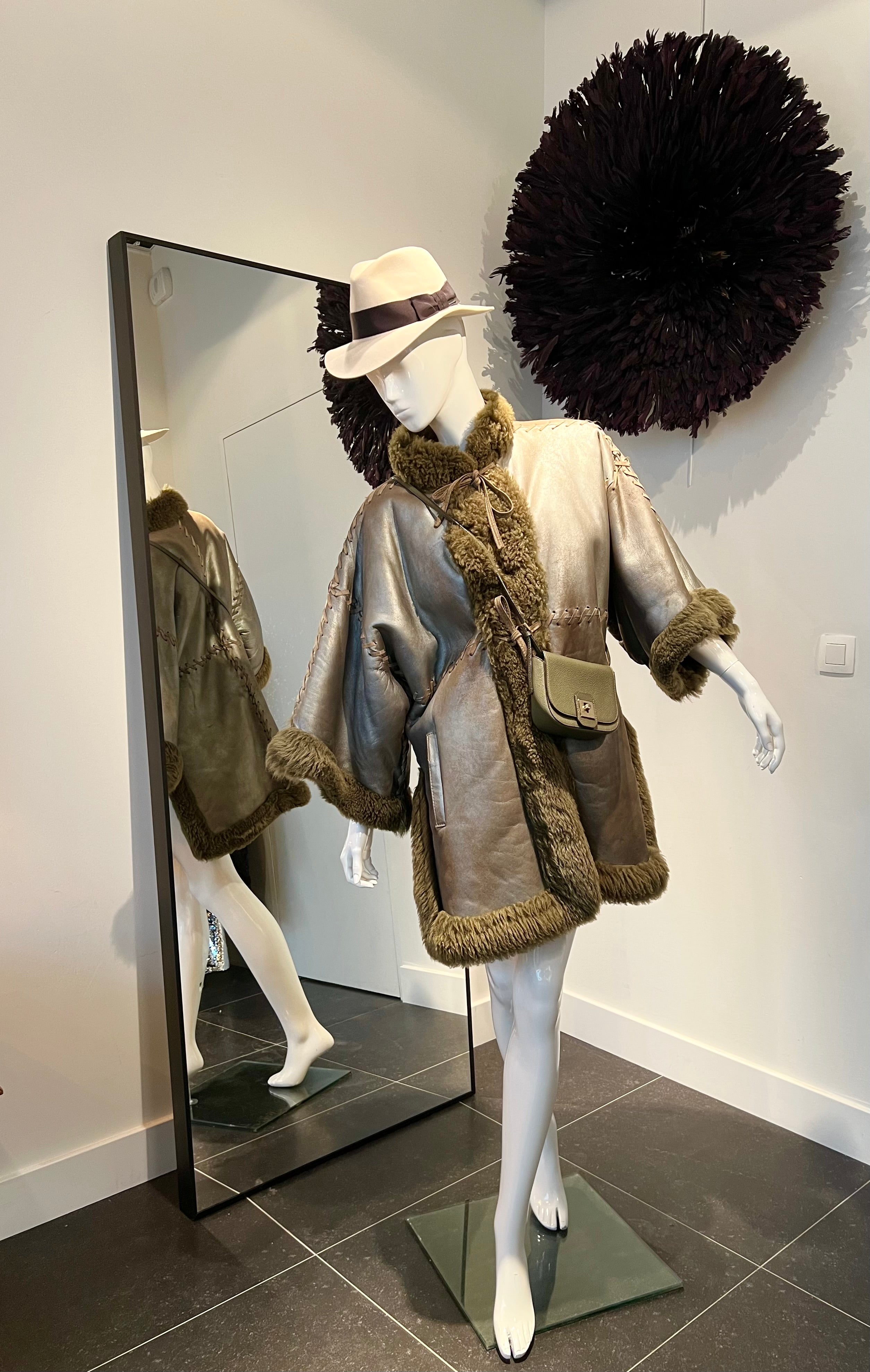 Oversized mantel in metallic leer met imitatiebont