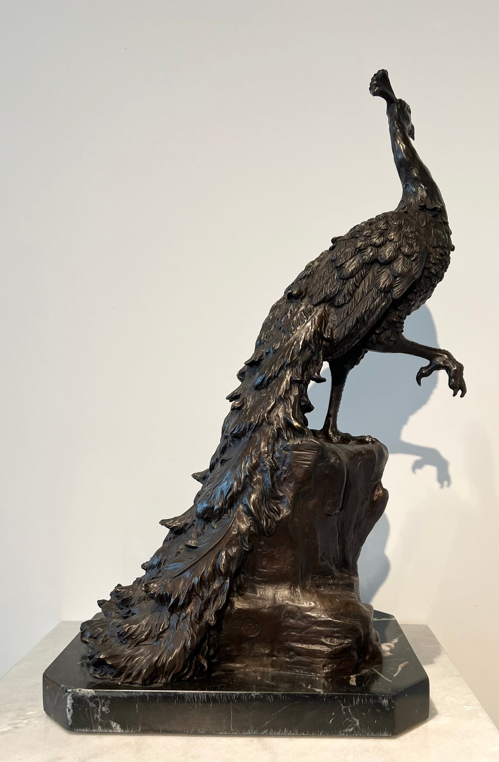 Bronzen Pauw op Marmer – Art Nouveau / Art Déco, ca. 1900–1920