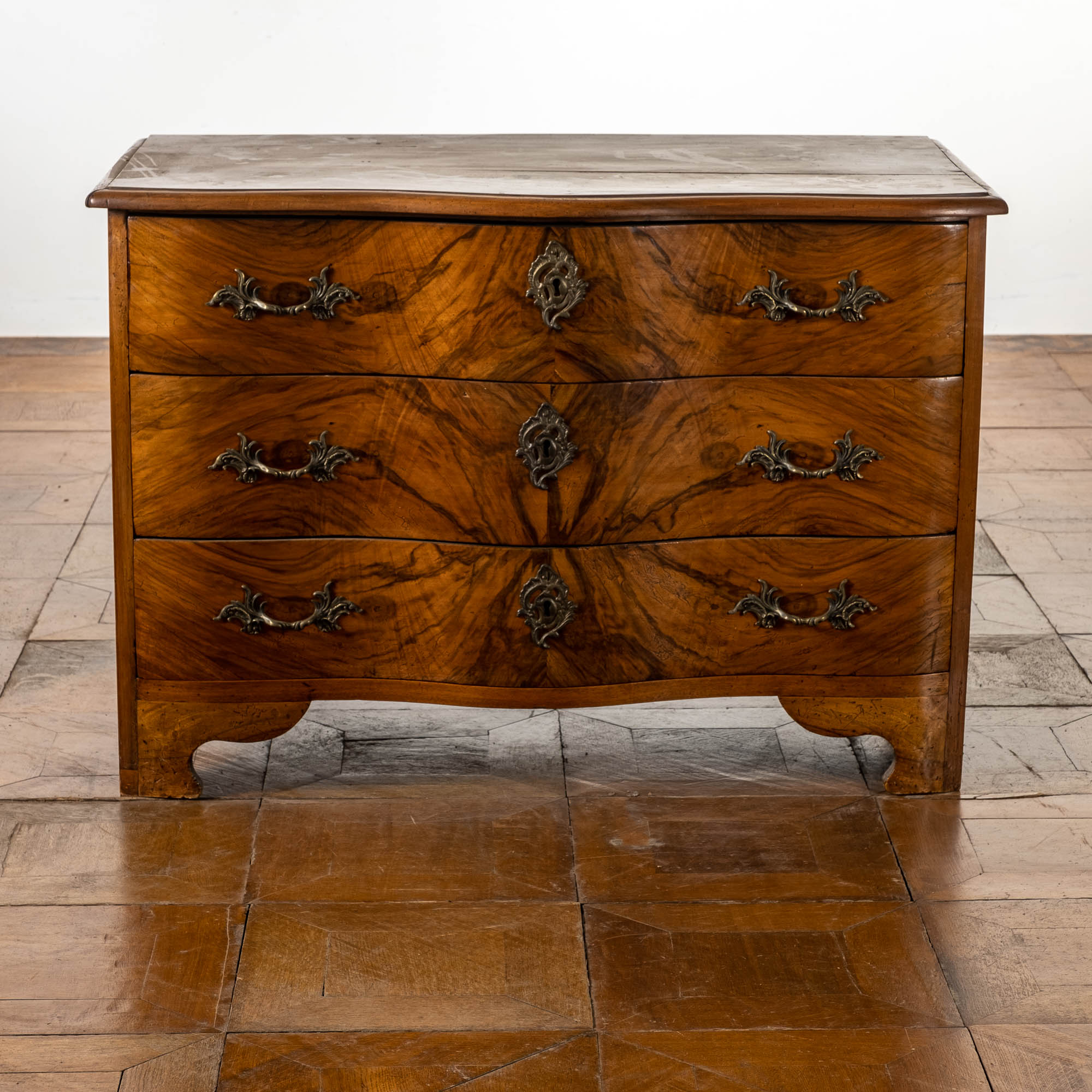 18e-Eeuwse Provençaalse Notenhouten Commode (circa 1760–1780)