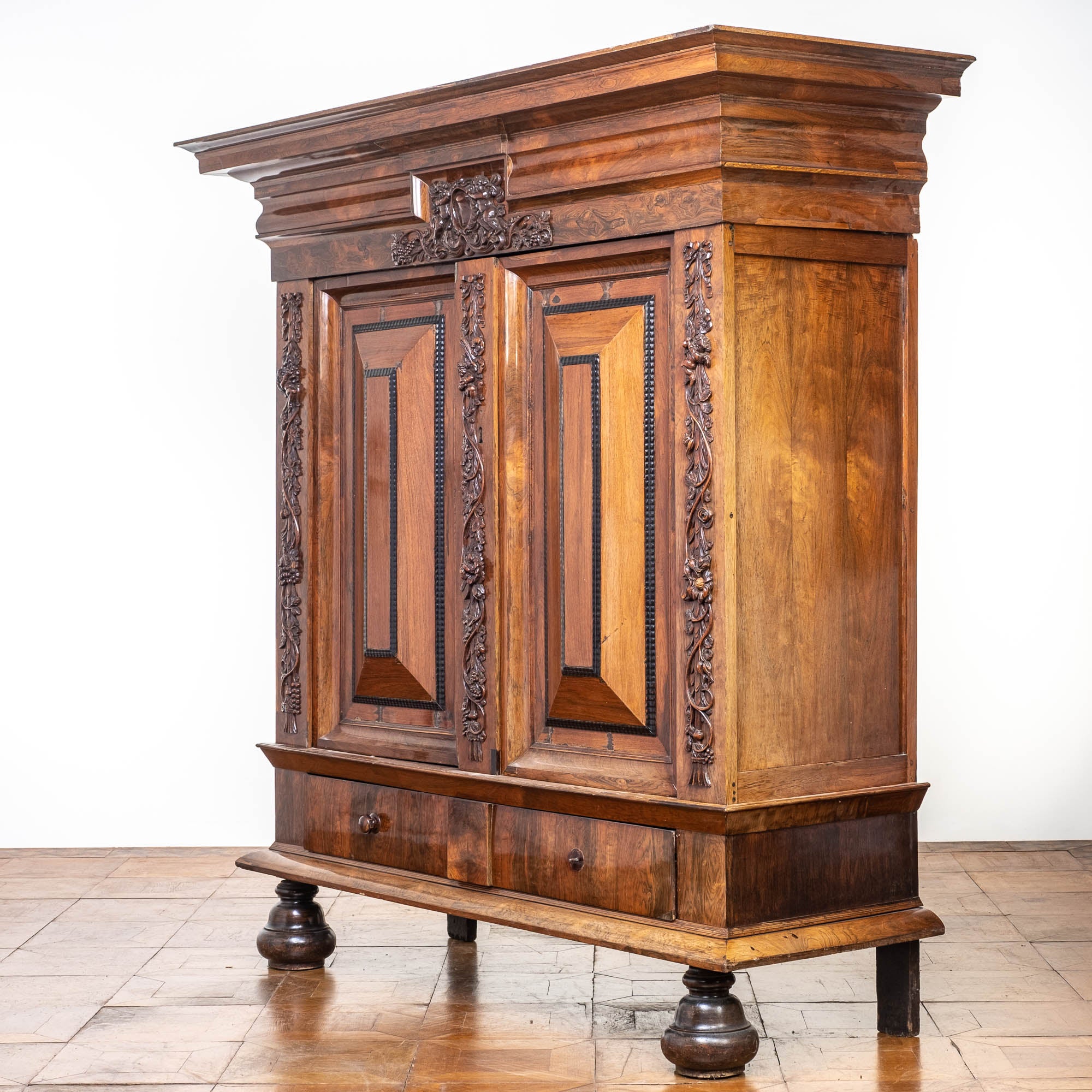 Vlaamse Barok Pronkkast in Eik & Notelaar — Kortrijk/Oudenaarde ca. 1710–1740