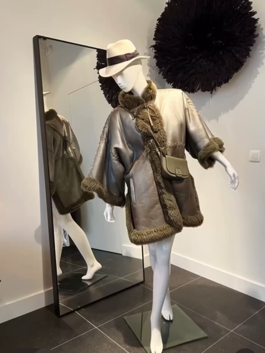 Oversized mantel in metallic leer met imitatiebont